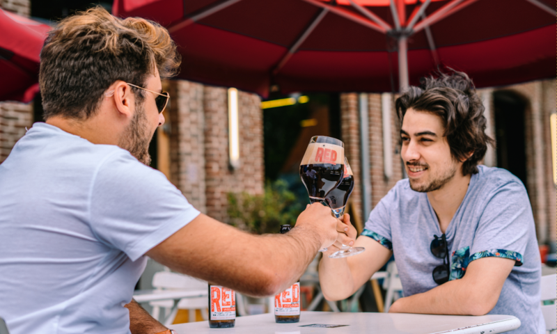 Mannen proosten met RED by Petrus